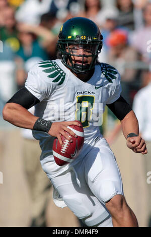 Oregon Ducks quarterback Jeremiah Masoli (8) von Daly City, Kalifornien während der Spielaktion am Samstag im Stanford Stadium, Foster Feld. Die Stanford Cardinals schlagen die Oregon Ducks 51-42. (Kredit-Bild: © Konsta Goumenidis/Southcreek Global/ZUMApress.com) Stockfoto