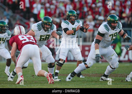 Oregon Ducks quarterback Jeremiah Masoli (8) von Daly City, Kalifornien während der Spielaktion am Samstag im Stanford Stadium, Foster Feld. Die Stanford Cardinals schlagen die Oregon Ducks 51-42. (Kredit-Bild: © Konsta Goumenidis/Southcreek Global/ZUMApress.com) Stockfoto