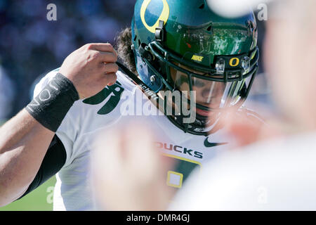 Oregon Ducks quarterback Jeremiah Masoli (8) von Daly City, Kalifornien während der Spielaktion am Samstag im Stanford Stadium, Foster Feld. Die Stanford Cardinals schlagen die Oregon Ducks 51-42. (Kredit-Bild: © Konsta Goumenidis/Southcreek Global/ZUMApress.com) Stockfoto