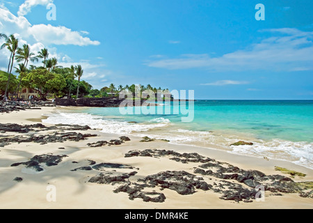 White Sand Beach auf Hawaii Big Island mit azurblauen Ozean im Hintergrund Stockfoto