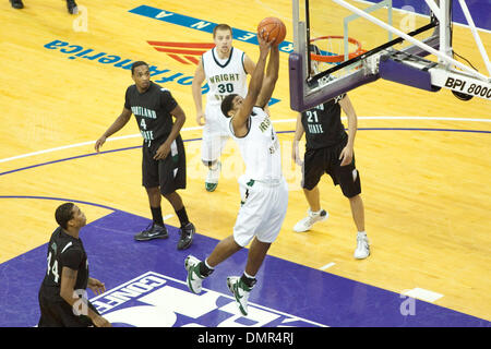 14. November 2009 - Seattle, Washington, USA - 14. November 2009: Wright State vorwärts Cory Cooperwood (5) Dunks während der Spielaktion zwischen der Wright State Raiders und Portland State Vikings bei Bank of America Arena in Seattle, Washington statt. (Kredit-Bild: © Andrew Fredrickson/Southcreek Global/ZUMApress.com) Stockfoto