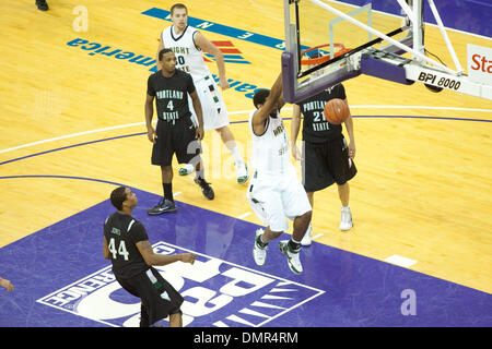 14. November 2009 - Seattle, Washington, USA - 14. November 2009: Wright State vorwärts Cory Cooperwood (5) Dunks während der Spielaktion zwischen der Wright State Raiders und Portland State Vikings bei Bank of America Arena in Seattle, Washington statt. (Kredit-Bild: © Andrew Fredrickson/Southcreek Global/ZUMApress.com) Stockfoto