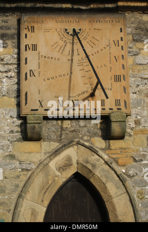 Sonnenuhr datiert 1775 an Südwand der Pfarrkirche von St. Lawrence, Eyam; das "Pest Dorf", Peak District, Derbyshire, UK. Stockfoto