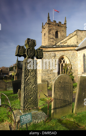 Großbritanniens beste erhaltene keltische Kreuz am St. Lawrence Pfarrkirche in Eyam; das "Pest Dorf", Peak District, Derbyshire, UK Stockfoto