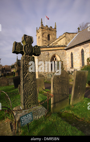 Großbritanniens beste erhaltene keltische Kreuz am St. Lawrence Pfarrkirche in Eyam; das "Pest Dorf", Peak District, Derbyshire, UK Stockfoto