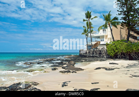 Luxushotel am unberührten Sandstrand mit Palmen und azurblauen Meer im Hintergrund Stockfoto
