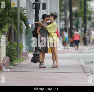 Italienische Musiker Eros Ramazzotti im Urlaub mit seiner Freundin ...