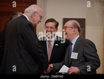 Washington DC, USA. 16. Dezember 2013. Former U.S. Federal Reserve Chairman Alan Greenspan (R) plaudert mit ehemaligen Federal Reserve Chairman Paul Volker (L) während die US-Notenbank hundertjährigen Gedenkfeier bei der Federal Reserve, die Gebäude in Washington, D.C., Hauptstadt der Vereinigten Staaten, 16. Dezember 2013. Bildnachweis: Zhang Jun/Xinhua/Alamy Live-Nachrichten Stockfoto