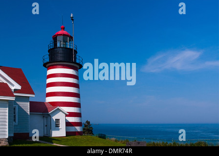 West Quoddy Head Lighthouse befindet sich im östlichsten Teil der Vereinigten Staaten, in Lubec Maine. Stockfoto