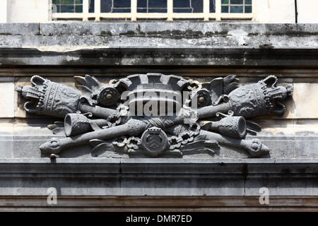 Gekreuzt zeremonielle Streitkolben gemeißelt in Stein an der Fassade des Rathauses, Cardiff, South Glamorgan, Wales, Vereinigtes Königreich Stockfoto
