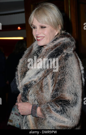 London, UK. 16. Dezember 2013. Joanna Lumley besucht den Wind in den Weiden - drücken Sie Nacht Duchess Theatre, London, 16. Dezember 2013. Bildnachweis: Siehe Li/Alamy Live News Stockfoto