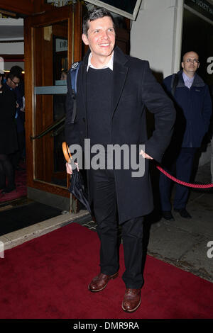 London, UK. 16. Dezember 2013. Nigel Harman besucht den Wind in den Weiden - drücken Sie Nacht Duchess Theatre, London, 16. Dezember 2013. Bildnachweis: Siehe Li/Alamy Live News Stockfoto