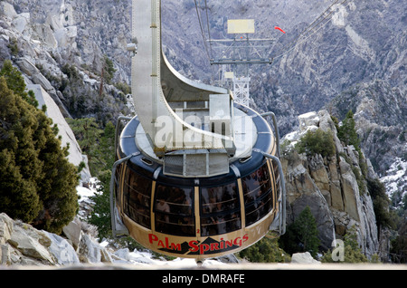 Palm Springs Aerial Tramway kommt bei Bergstation, 8516 Füße größte Pendelbahn der Welt drehen. Stockfoto