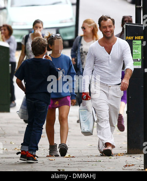 Jude Law mit seiner Tochter Iris und Sohn Rudy zu Fuß durch Primrose Hill in London London England - 13.08.12 Stockfoto