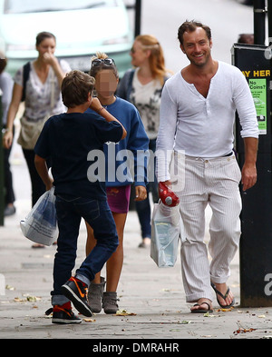 Jude Law mit seiner Tochter Iris und Sohn Rudy zu Fuß durch Primrose Hill in London London England - 13.08.12 Stockfoto