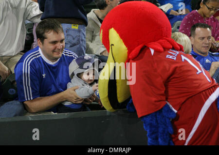 29. August 2009: ein Baby-Kansas State-Fan spielt mit dem Kansas-Maskottchen Baby Jay. Real Salt Lake besiegte die Kansas City Wizards 1-0 im CommunityAmerica Ballpark, Kansas City, KS. (Kredit-Bild: © Tyson Hofsommer/Southcreek Global/ZUMApress.com) Stockfoto