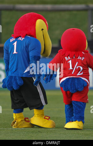 29. August 2009: The University of Jansas Mastoct, Big Jay und Baby Jay vor dem Start des Spiels MLS in Kansas City. Real Salt Lake besiegte die Kansas City Wizards 1-0 im CommunityAmerica Ballpark, Kansas City, KS. (Kredit-Bild: © Tyson Hofsommer/Southcreek Global/ZUMApress.com) Stockfoto