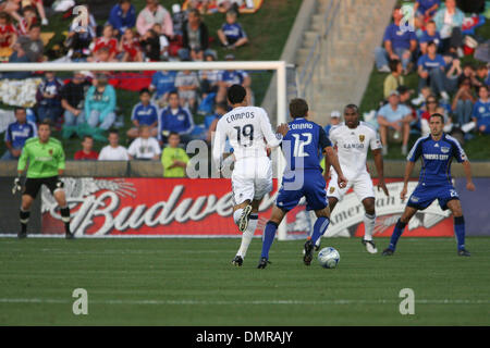 29. August 2009: Jimmy Conrad #12 von den Kansas City Wizards sucht Raum, wie Pablo Campos und Torhüter Chris Seitz verteidigen. Real Salt Lake besiegte die Kansas City Wizards 1-0 im CommunityAmerica Ballpark, Kansas City, KS. (Kredit-Bild: © Tyson Hofsommer/Southcreek Global/ZUMApress.com) Stockfoto