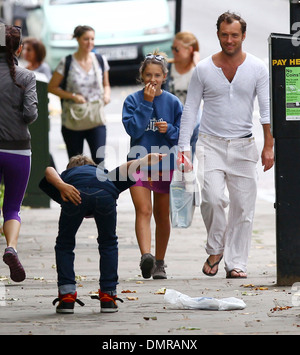 Jude Law mit seiner Tochter Iris und Sohn Ohrfeigen Rudy zu Fuß durch Primrose Hill in London Rudy scherzhaft seinen Hintern an Stockfoto