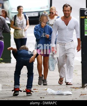 Jude Law mit seiner Tochter Iris und Sohn Ohrfeigen Rudy zu Fuß durch Primrose Hill in London Rudy scherzhaft seinen Hintern an Stockfoto