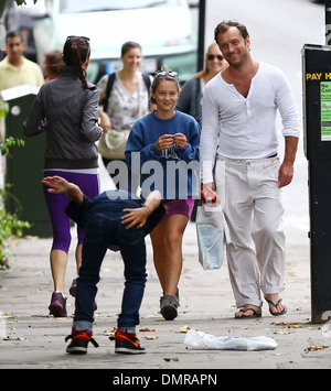 Jude Law mit seiner Tochter Iris und Sohn Ohrfeigen Rudy zu Fuß durch Primrose Hill in London Rudy scherzhaft seinen Hintern an Stockfoto