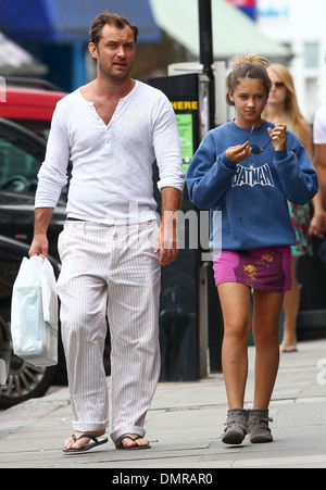 Jude Law mit seiner Tochter Iris und Sohn Rudy zu Fuß durch Primrose Hill in London London England - 13.08.12 Stockfoto