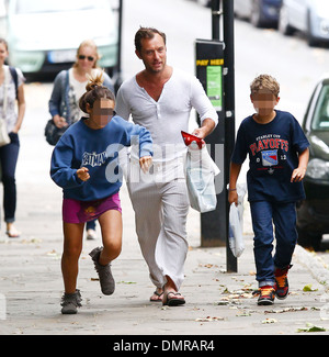 Jude Law mit seiner Tochter Iris und Sohn Rudy zu Fuß durch Primrose Hill in London London England - 13.08.12 Stockfoto