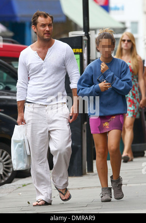 Jude Law mit seiner Tochter Iris und Sohn Rudy zu Fuß durch Primrose Hill in London London England - 13.08.12 Stockfoto