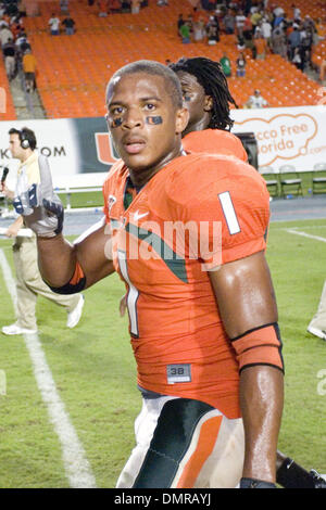 Miami Hurricanes Defensive back salutiert Brandon Harris (1) nach dem Spiel. Die Miami Hurricanes besiegten Georgia Tech Yellow Jackets - 33 bis 17 im Dolphin Stadium in Miami FL. (Credit-Bild: © Ben Hicks/Southcreek Global/ZUMApress.com) Stockfoto