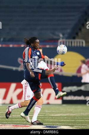 New England Revolution #21 Mittelfeldspieler Shalrie Joseph, mit dem Ball.  Die New York Red Bulls gebunden New England Revolution 1: 1 im Giants Stadium in Rutherford, New Jersey. (Kredit-Bild: © Anthony Gruppuso/Southcreek Global/ZUMApress.com) Stockfoto