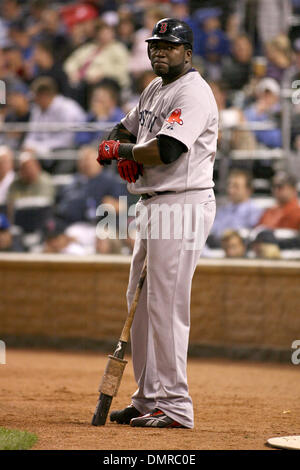 24. September 2009: Boston Red Sox David Ortiz bereitet sich auf seinen nächsten Kooperationsmodus gegen die Royals. Boston Red Sox besiegt die Kansas City Royals 10-3 Kauffman Stadium, Kansas City, Missouri (Credit-Bild: © Tyson Hofsommer/Southcreek Global/ZUMApress.com) Stockfoto