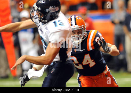 Syrakus Sicherheit Max Suter (24) reiht sich treffen Maine Quarterback Warren Smith in der ersten Hälfte des Samstag 41-24 Syracuse Orange über den Maine Black Bears im Carrier Dome in Syracuse NY gewinnen. (Kredit-Bild: © Michael Johnson/Southcreek Global/ZUMApress.com) Stockfoto