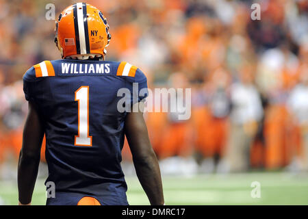 Syrakus Wide Receiver sitzt Mike Williams allein in der Endzone, nach ein gescheitertes zweites Quartal passieren am Samstag 41-24 Syracuse Orange Sieg über Maine Black Bears im Carrier Dome in Syracuse NY. (Kredit-Bild: © Michael Johnson/Southcreek Global/ZUMApress.com) Stockfoto