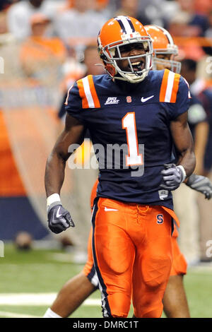 Syrakus Wide Receiver Mike Williams feiert den grossen Gewinn einrichten Orange in der roten Zone von Samstag 41-24 Syracuse Orange Sieg über Maine Black Bears im Carrier Dome in Syracuse NY. (Kredit-Bild: © Michael Johnson/Southcreek Global/ZUMApress.com) Stockfoto