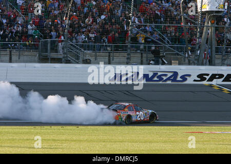 3. Oktober 2009: Joey Logano bedeutet einen Sieg Burnout nach Kansas Lottery 300 Kyle Busch zu gewinnen. NASCAR Nationwide Series Kansas Lottery 300 aus Kansas Speedway, Kansas City, KS. (Kredit-Bild: © Tyson Hofsommer/Southcreek Global/ZUMApress.com) Stockfoto