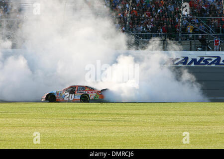 3. Oktober 2009: Joey Logano bedeutet einen Sieg Burnout nach Kansas Lottery 300 Kyle Busch zu gewinnen. NASCAR Nationwide Series Kansas Lottery 300 aus Kansas Speedway, Kansas City, KS. (Kredit-Bild: © Tyson Hofsommer/Southcreek Global/ZUMApress.com) Stockfoto