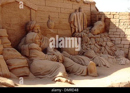 Eine Sandskulptur Krippe, Darstellung der stabilen Szene mit Joseph, Maria und das Jesuskind Stockfoto