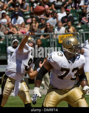 29. August 2009 bewachen - Oakland, Kalifornien, USA - Oakland Raiders Vs New Orleans Saints in Oakland-Alameda County Coliseum Samstag, 29. August 2009, New Orleans Saints Quarterback Drew Brees #9 lange macht mit pass Jahri Evans #73 blockieren. (Kredit-Bild: © Al Golub/ZUMApress.com) Stockfoto