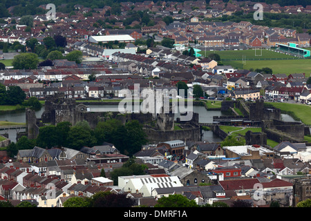 Blick über Caerphilly Schloss und Stadt, Mid Glamorgan, Wales, Vereinigtes Königreich Stockfoto