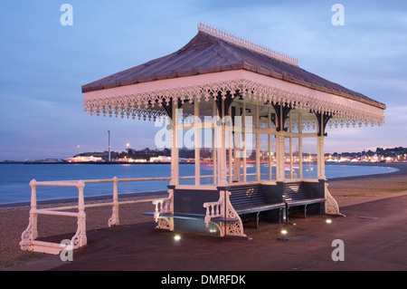 Traditionellen englischen Seebad. Eine reich verzierte und alt altmodisch viktorianischen Strandmuschel auf der Esplanade Promenade in Weymouth in Dorset, England. VEREINIGTES KÖNIGREICH. Stockfoto