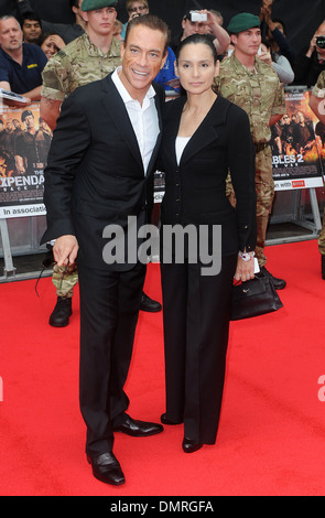 Jean-Claude Van Damme und Gladys Portugues bei "The Expendables 2" Premiere am Empire Leicester Square in London England- Stockfoto