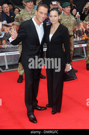 Jean-Claude Van Damme und Gladys Portugues bei "The Expendables 2" Premiere am Empire Leicester Square in London England- Stockfoto