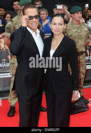 Jean-Claude Van Damme und Gladys Portugues bei "The Expendables 2" Premiere am Empire Leicester Square in London England- Stockfoto