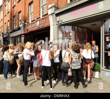 Gemacht in Chelseas öffnet Jamie Laing Türen am ersten Tag für seinen neuen Shop Candy Kätzchen London England - 08.08.12 Stockfoto