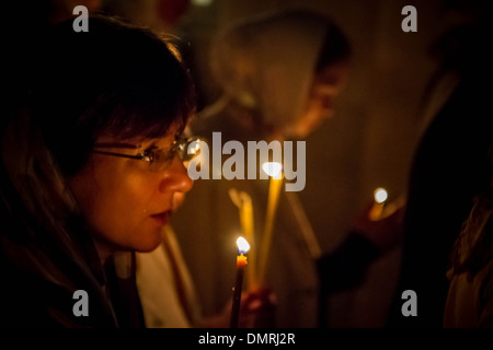 Gebet Kerzen während einer Nacht Liturgie am Gornensky Kloster der Russischen kirchlichen Mission in Jerusalem. Stockfoto