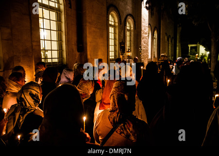 Gebet Kerzen während einer Nacht Liturgie am Gornensky Kloster der Russischen kirchlichen Mission in Jerusalem. Stockfoto