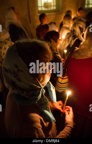 Gebet Kerzen während einer Nacht Liturgie am Gornensky Kloster der Russischen kirchlichen Mission in Jerusalem. Stockfoto