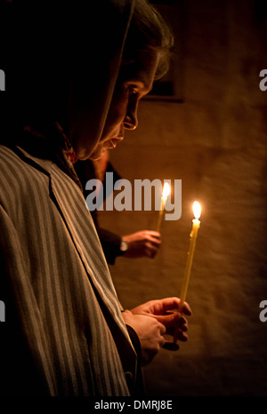 Gebet Kerzen während einer Nacht Liturgie am Gornensky Kloster der Russischen kirchlichen Mission in Jerusalem. Stockfoto