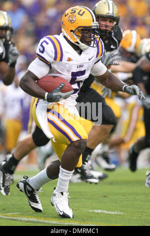 LSU Runningback Keiland Williams (5) läuft der Ball gegen den Commodores. Die LSU Tigers besiegt den Vanderbilt Commodores 23-9 im Tiger Stadium in Baton Rouge, Louisiana (Kredit-Bild: © Matt Lange/Southcreek Global/ZUMApress.com) Stockfoto