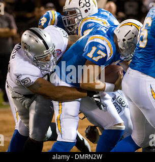 Sep 14, 2009 - Oakland, Kalifornien, USA - Oakland Raiders Vs San Diego Chargers im Oakland-Alameda County Coliseum Montag, 14. September 2009, Oakland Raiders defensive End Richard Seymour #92 Säcke San Diego Chargers Quarterback Philip Rivers #17. (Kredit-Bild: © Al Golub/ZUMApress.com) Stockfoto